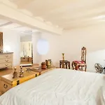 Farnese Enchanting Apartment By Romeloft