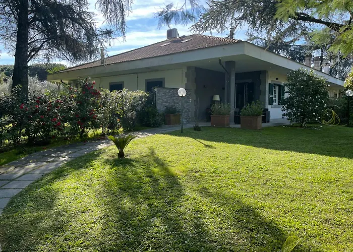 Delightful Stylish House With Private Garden Close To Downtown