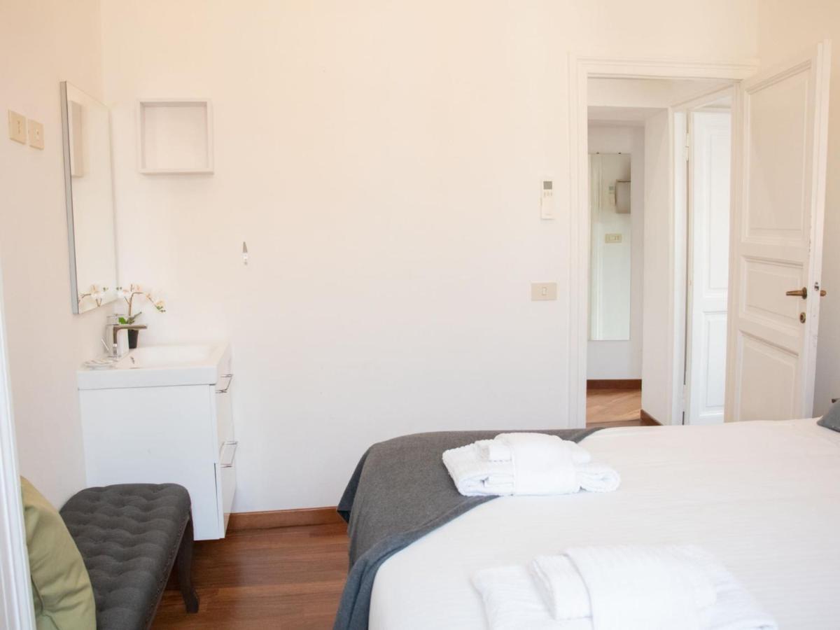 The Best Rent - Three-bedroom Close To Colosseo Apartment