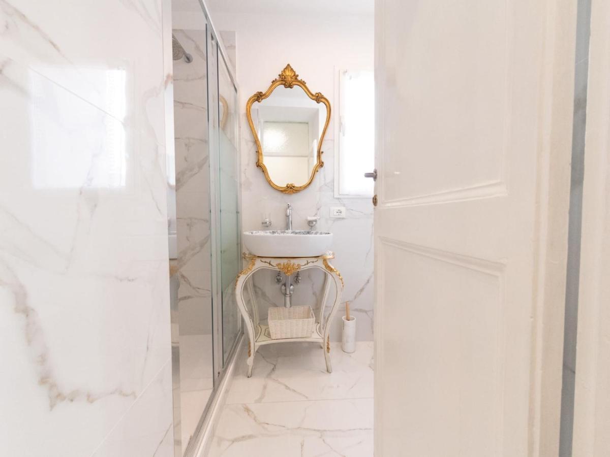 The Best Rent - Three-bedroom Close To Colosseo Apartment Rome