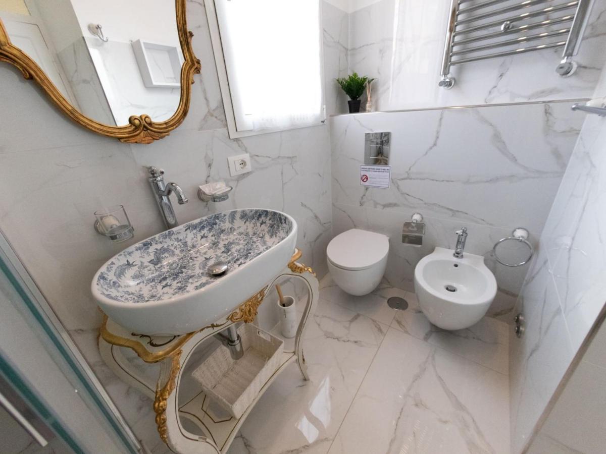 The Best Rent - Three-bedroom Close To Colosseo Apartment