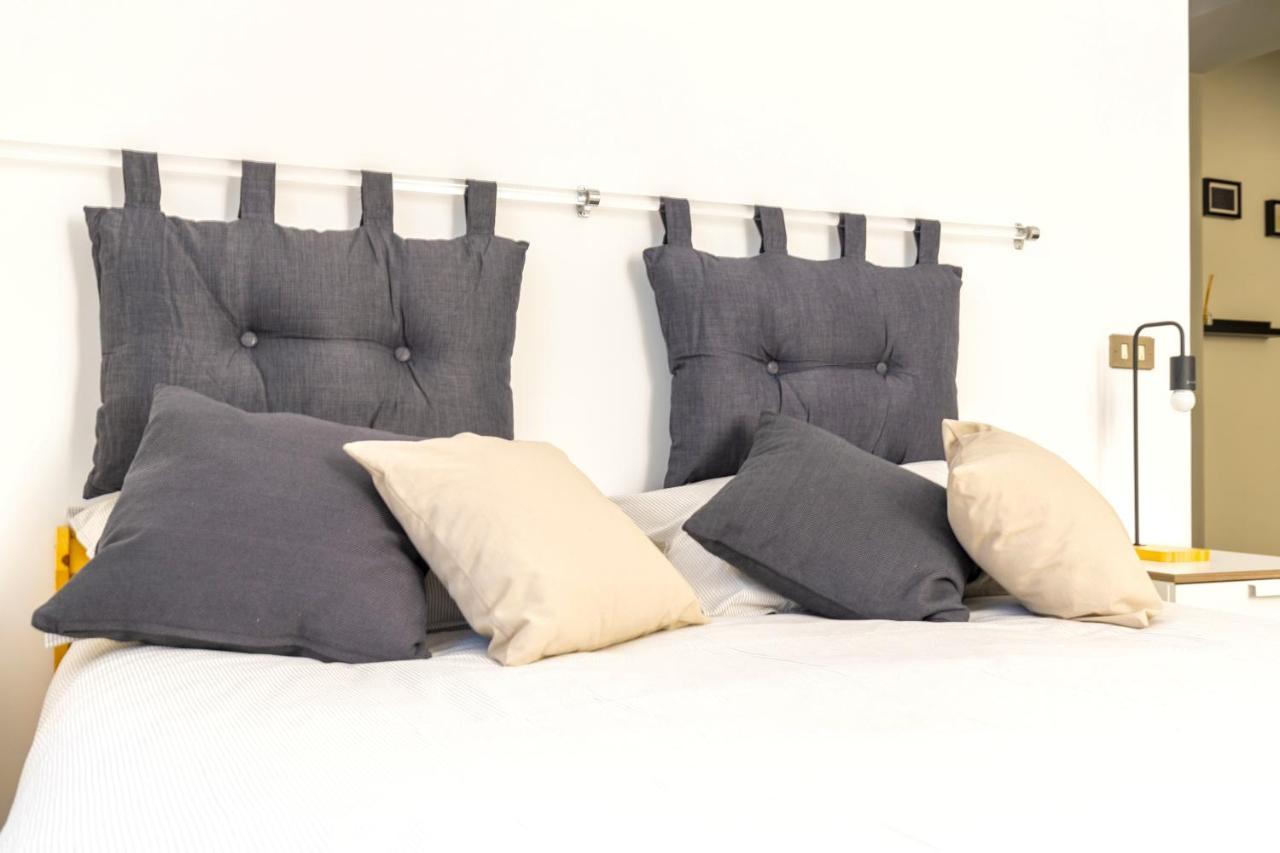 Hostly - Nicole Volturno- Full Center Apartment *
