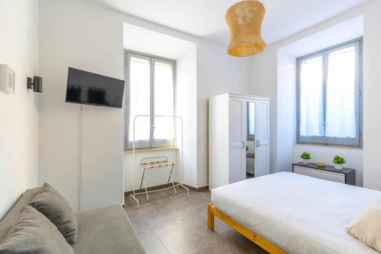 Hostly - Nicole Volturno- Full Center Apartment
