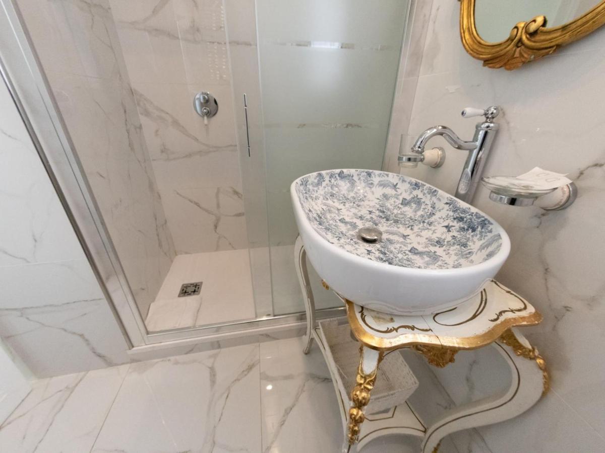 The Best Rent - Three-bedroom Close To Colosseo Apartment *