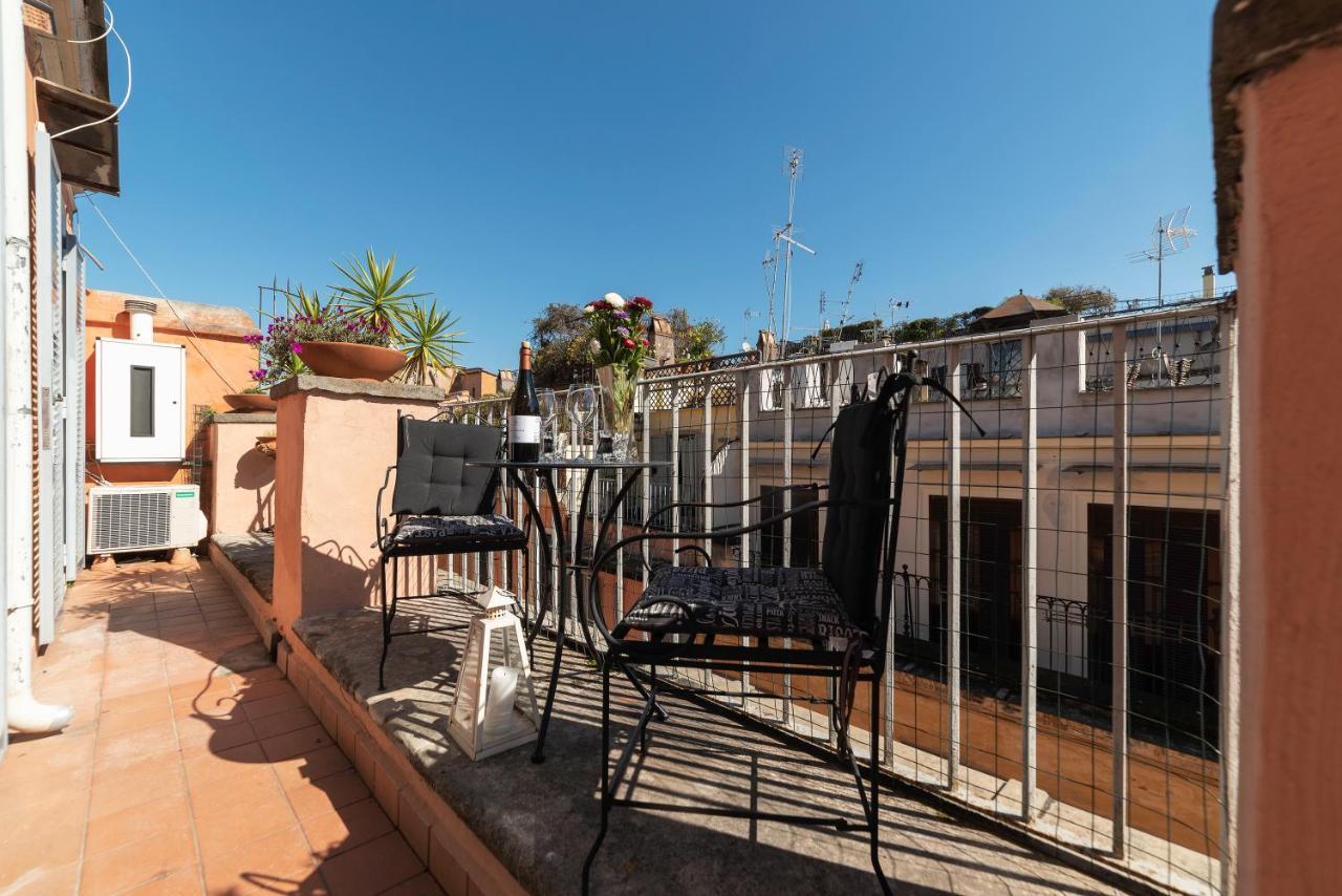 Spanish Steps Corner Apartment *