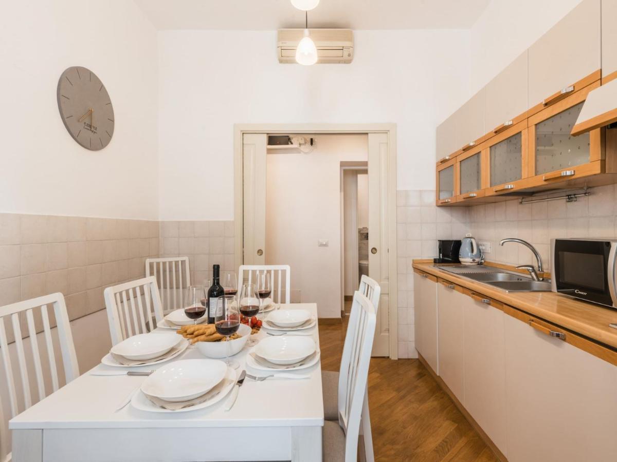 The Rent - Spacious Three-bedroom Near The Colosseum Apartment *