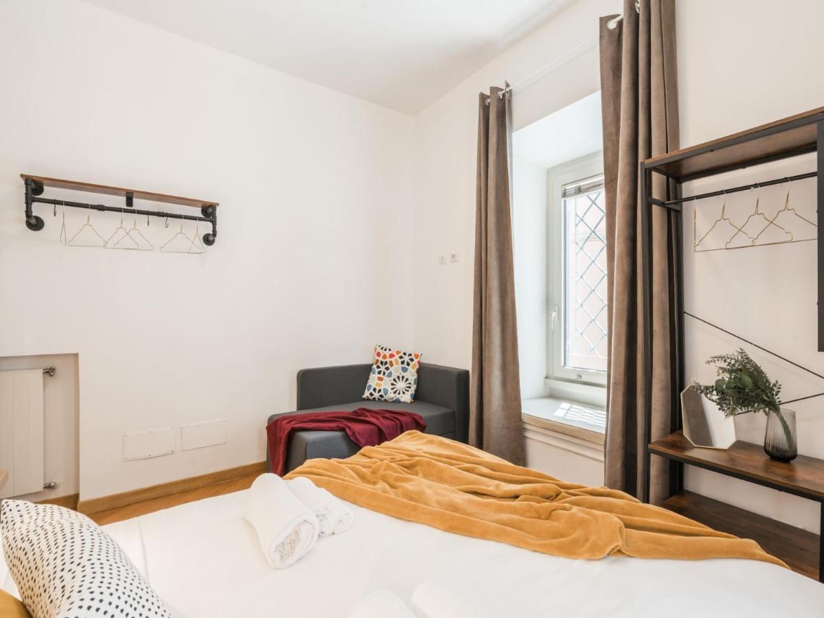 Apartment The Rent - Spacious Three-bedroom Near The Colosseum Rome