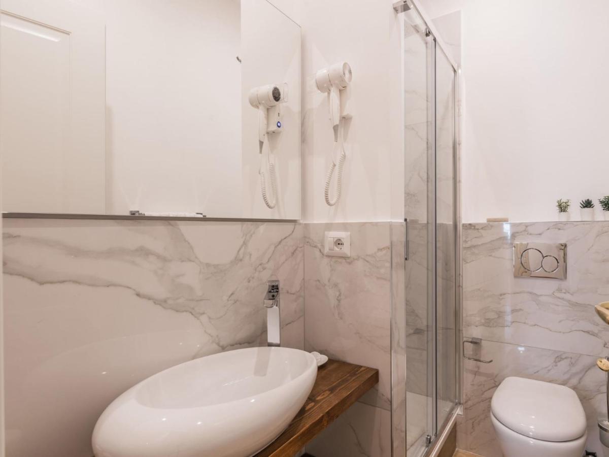 The Rent - Spacious Three-bedroom Near The Colosseum Apartment