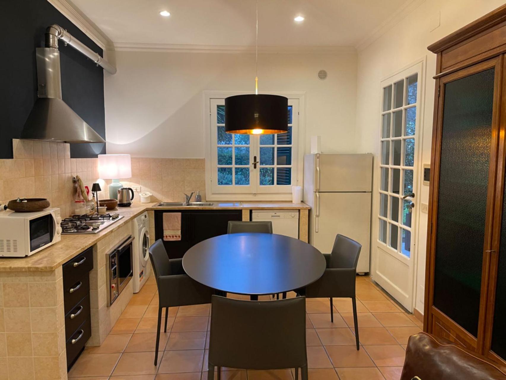 Delightful Stylish House With Private Garden Close To Downtown