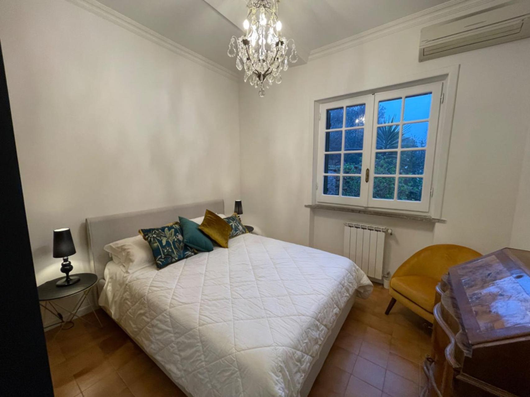 Delightful Stylish House With Private Garden Close To Downtown Holiday home
