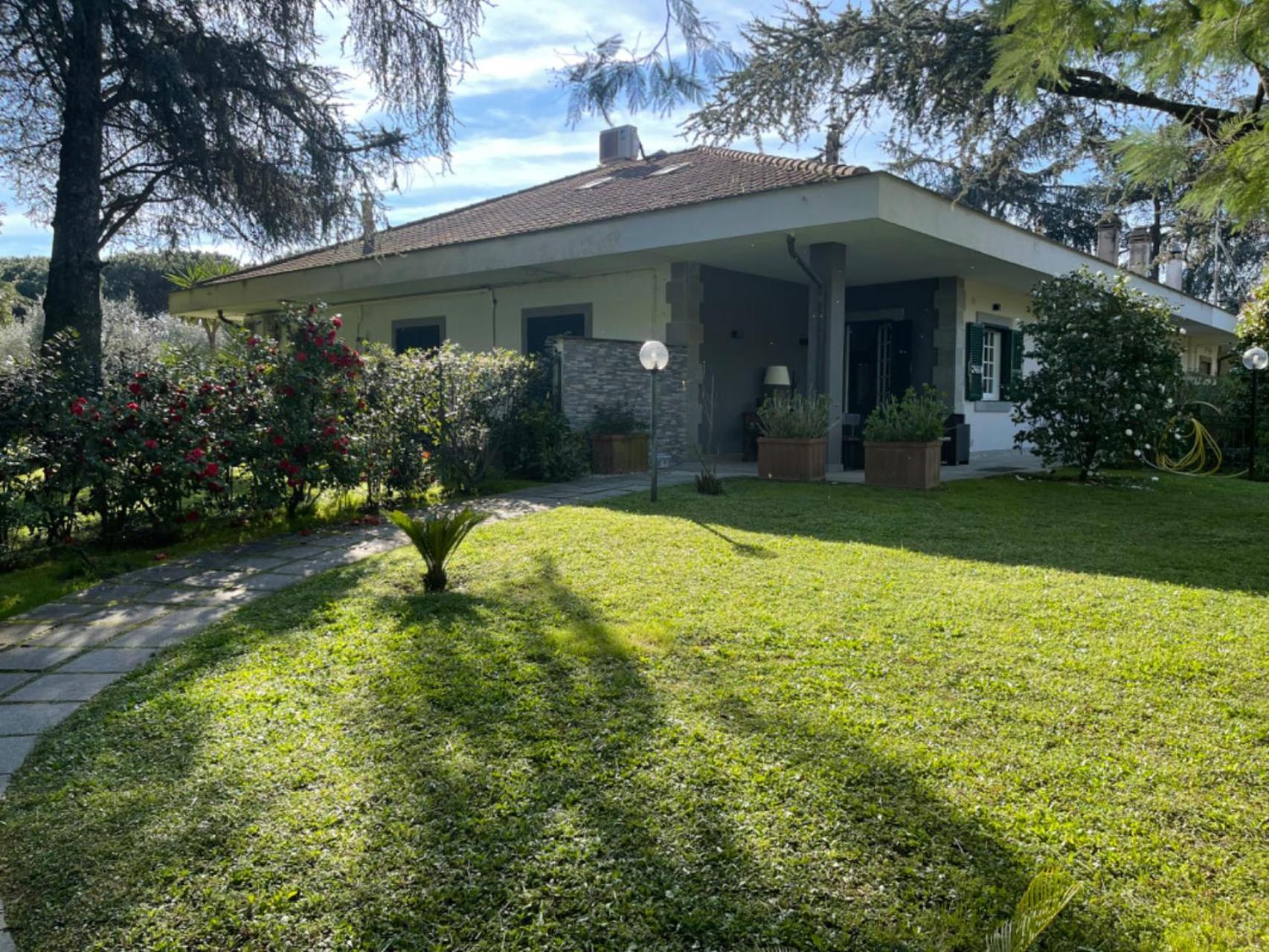Delightful Stylish House With Private Garden Close To Downtown *