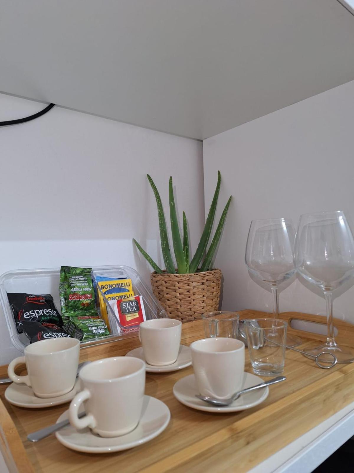 Bed & Breakfast Roomssixty-five *