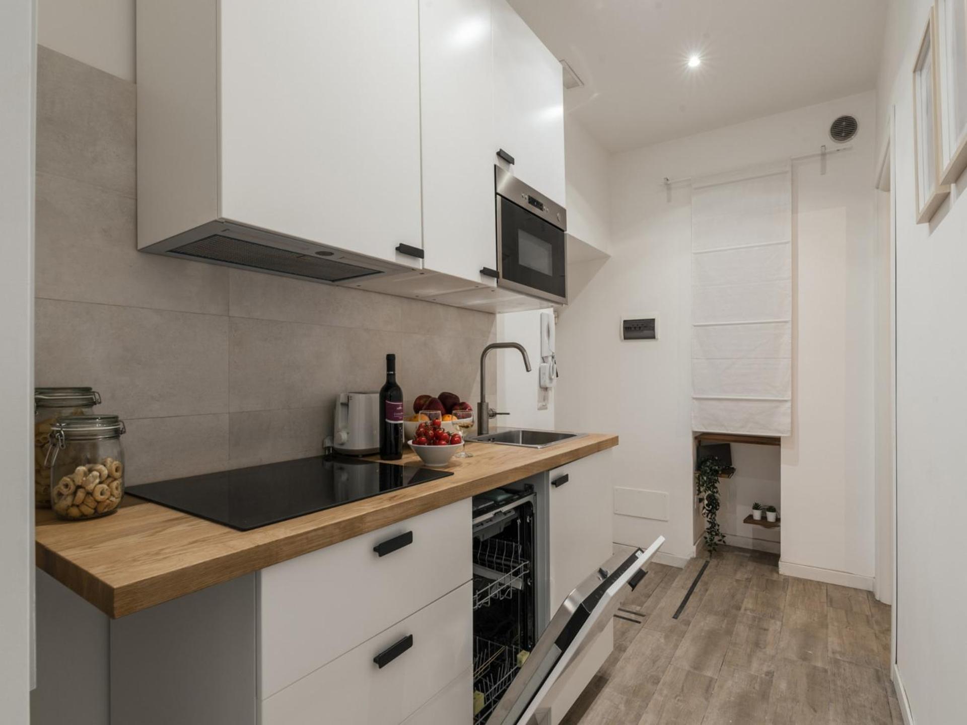 Apartment The Rent - Three-room Near The Colosseum