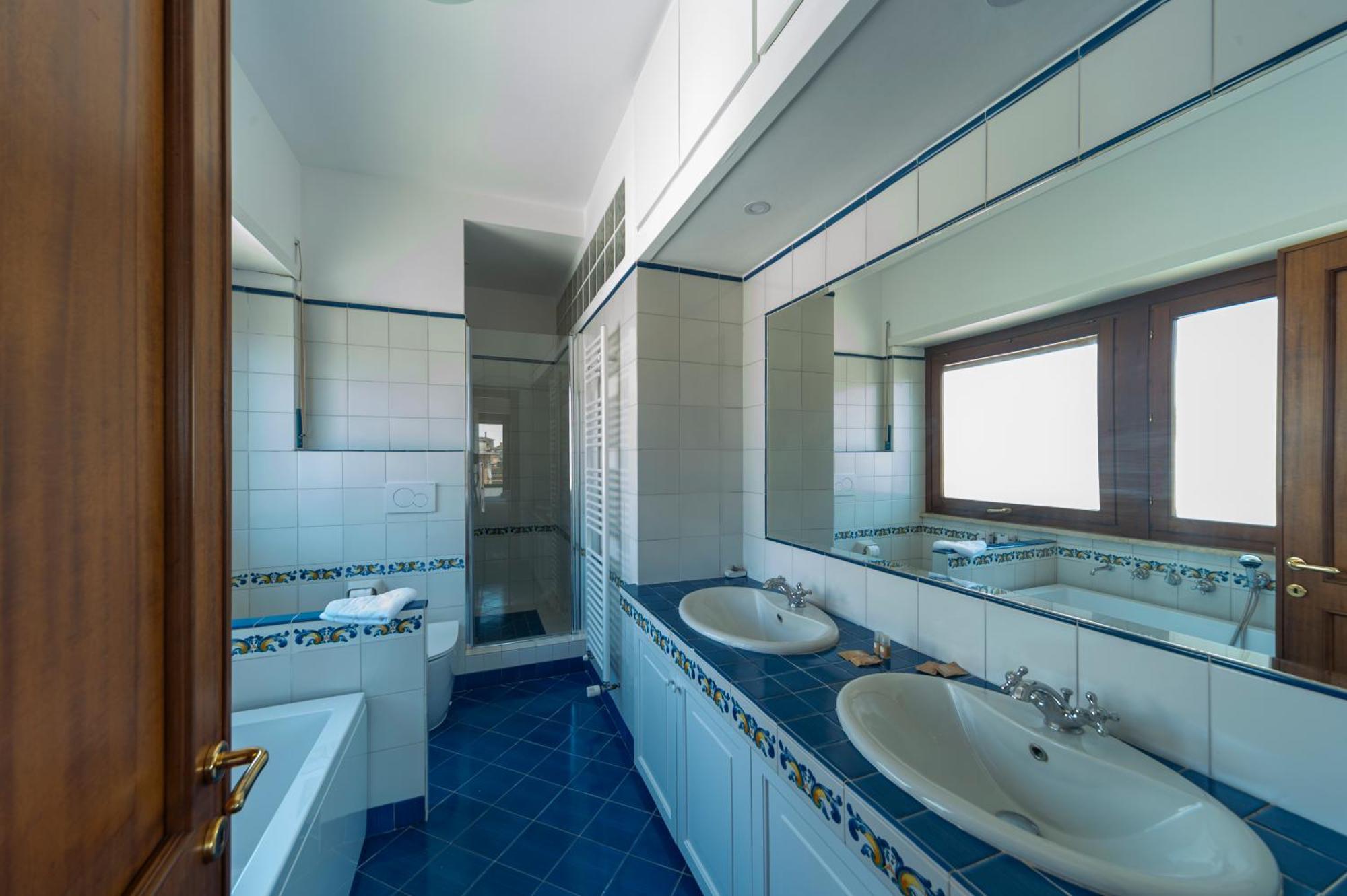 Apartment Cardinal Mistrangelo - Next To The Metro Station, Large And Comfortable Penthouse With Terrace Rome