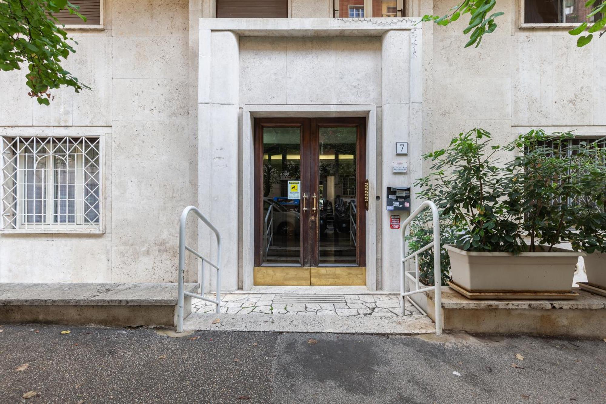 Appartement Hostly-wood And Colors Midtown-just 7min To Colosseum