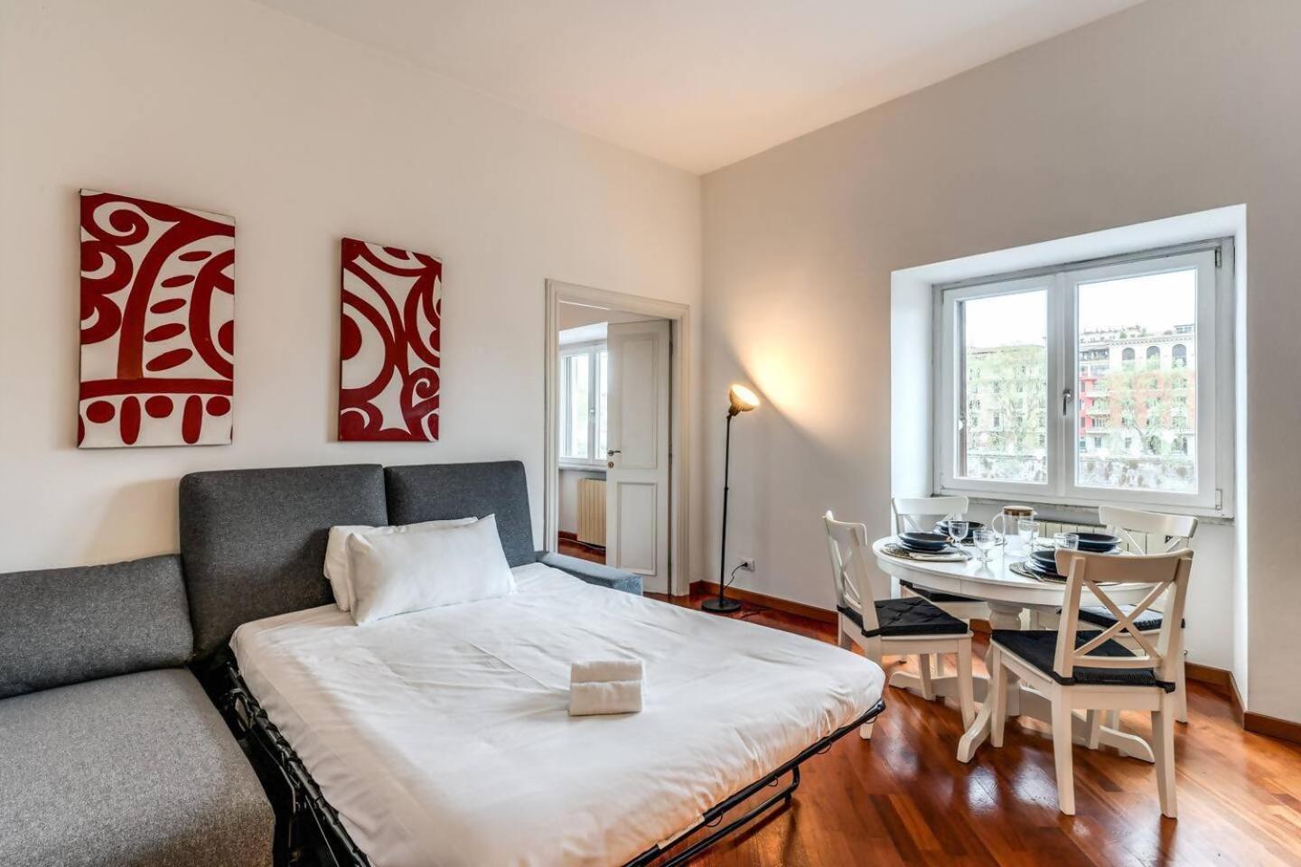 Splendid Flat On The Tiber River Roma