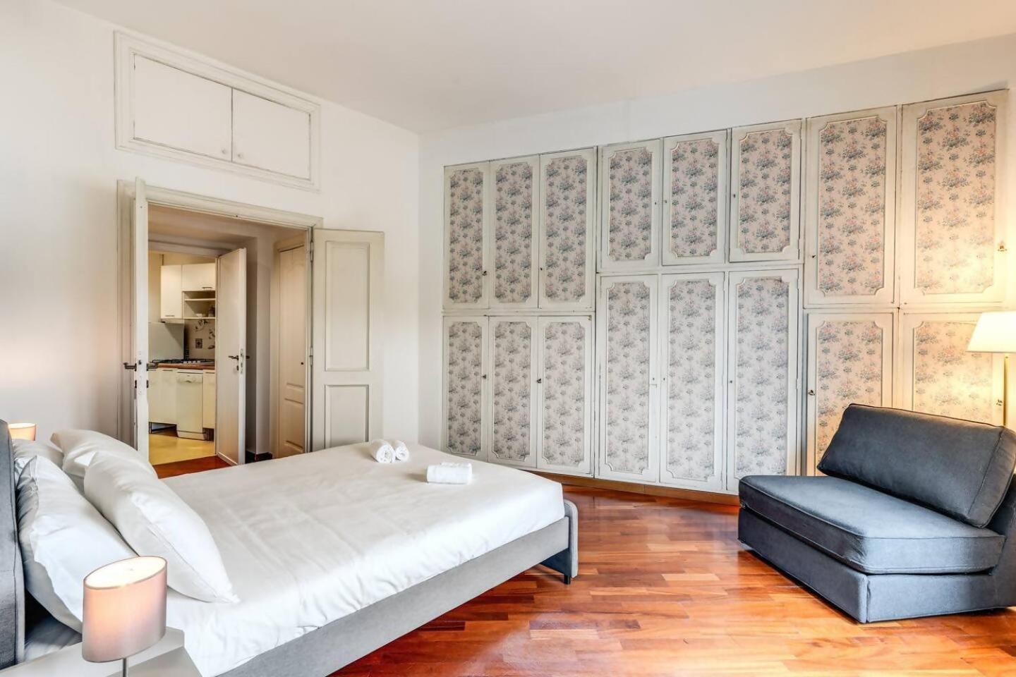 Splendid Flat On The Tiber River