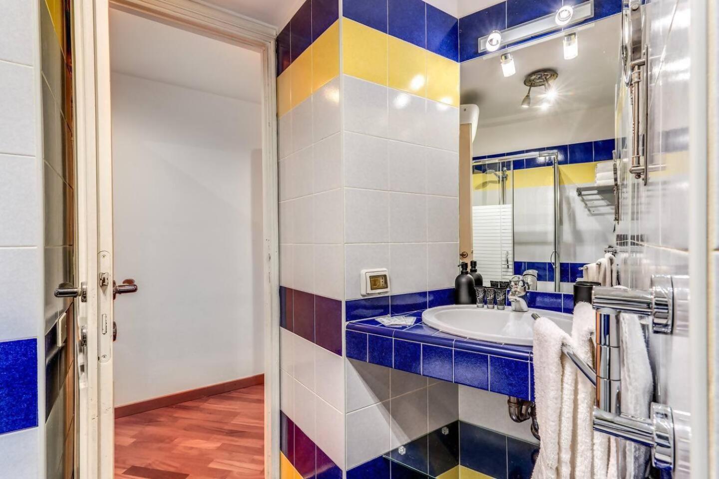 Splendid Flat On The Tiber River