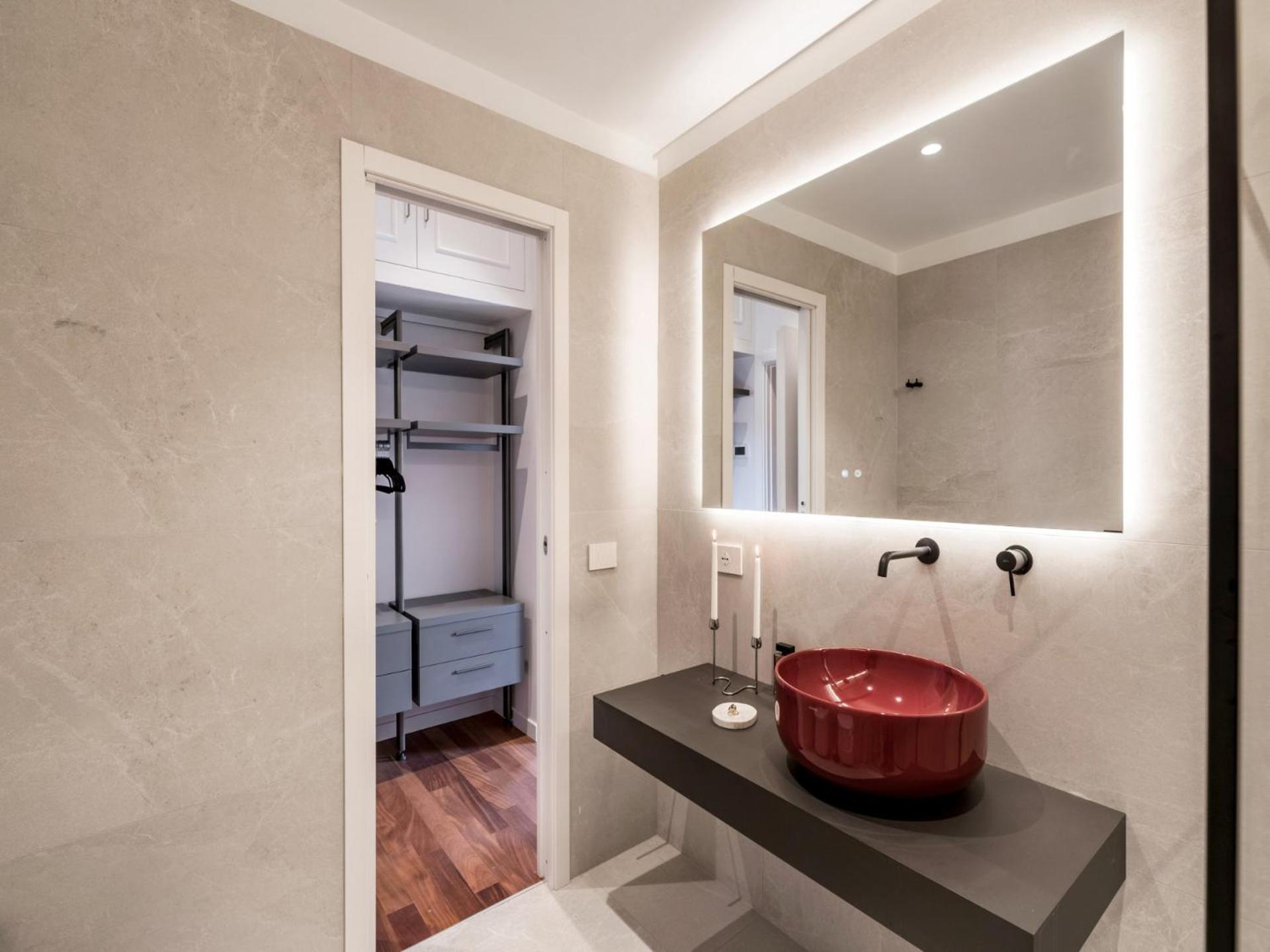 The Rent - Prestigious Multi-bedroom Overlooking St. Peter's Apartment