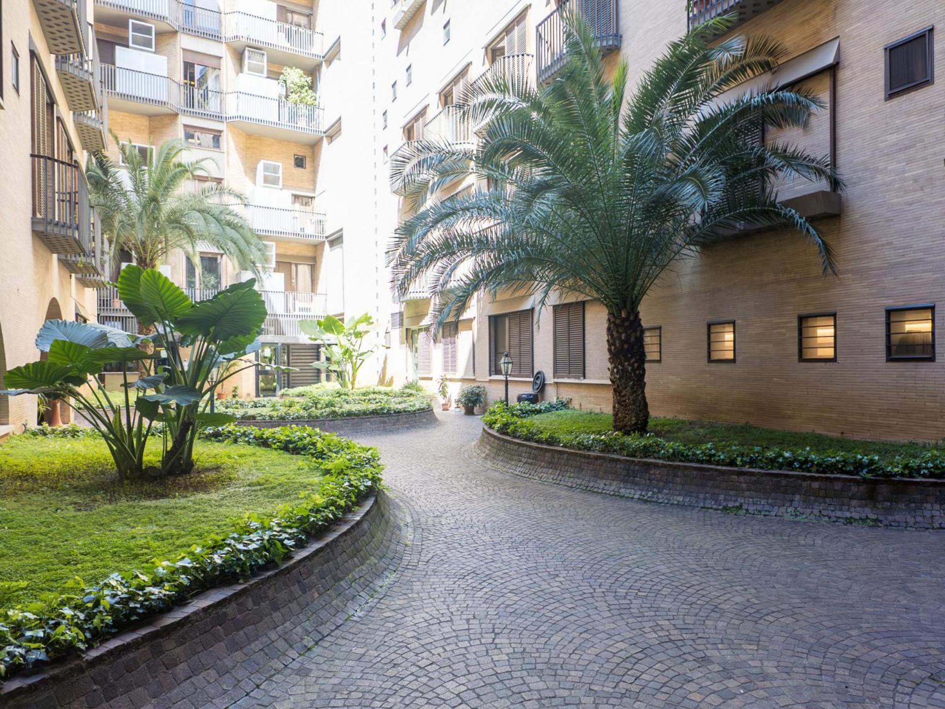 The Rent - Prestigious Multi-bedroom Overlooking St. Peter's Rome