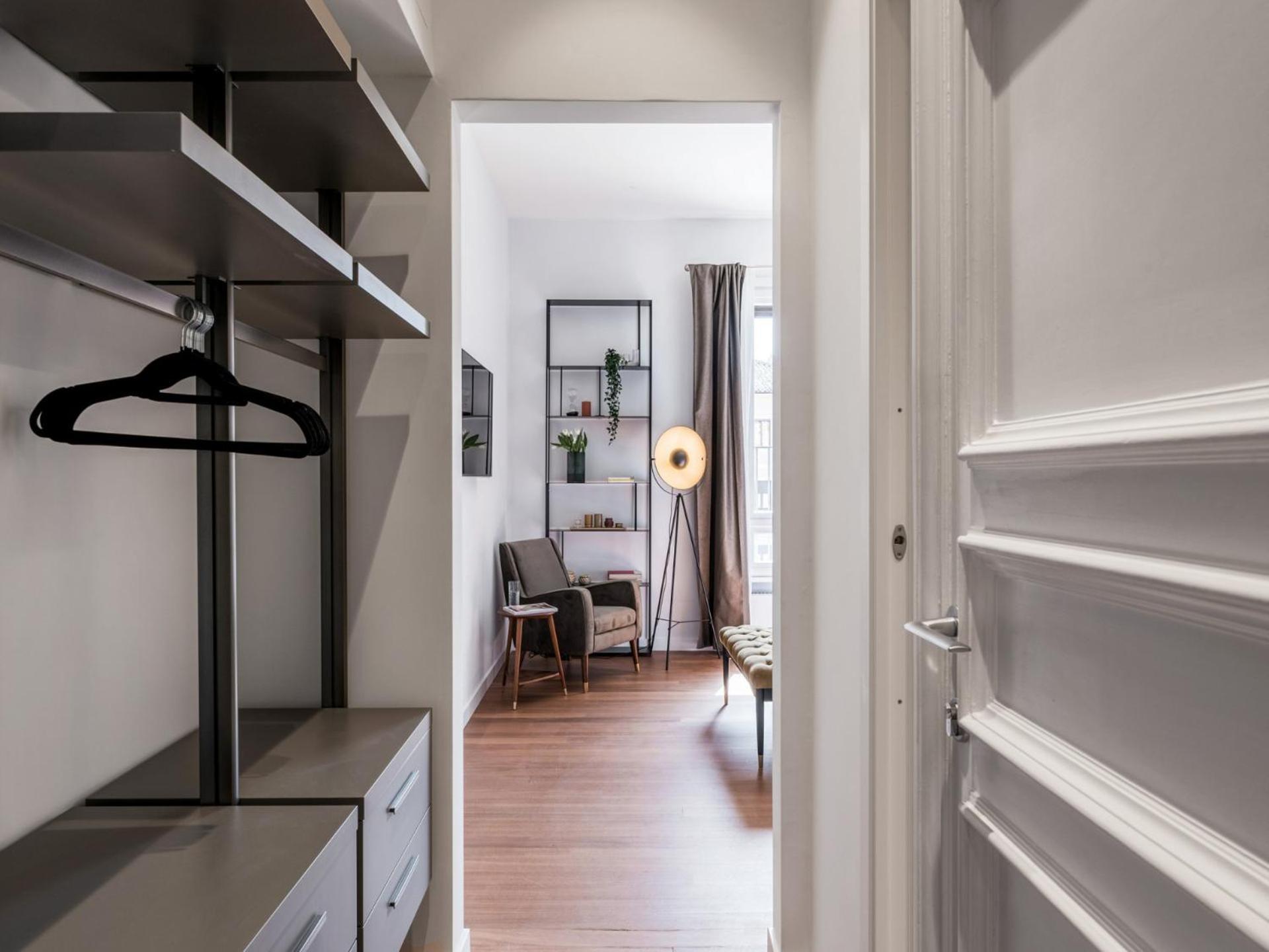 The Rent - Prestigious Multi-bedroom Overlooking St. Peter's Apartment
