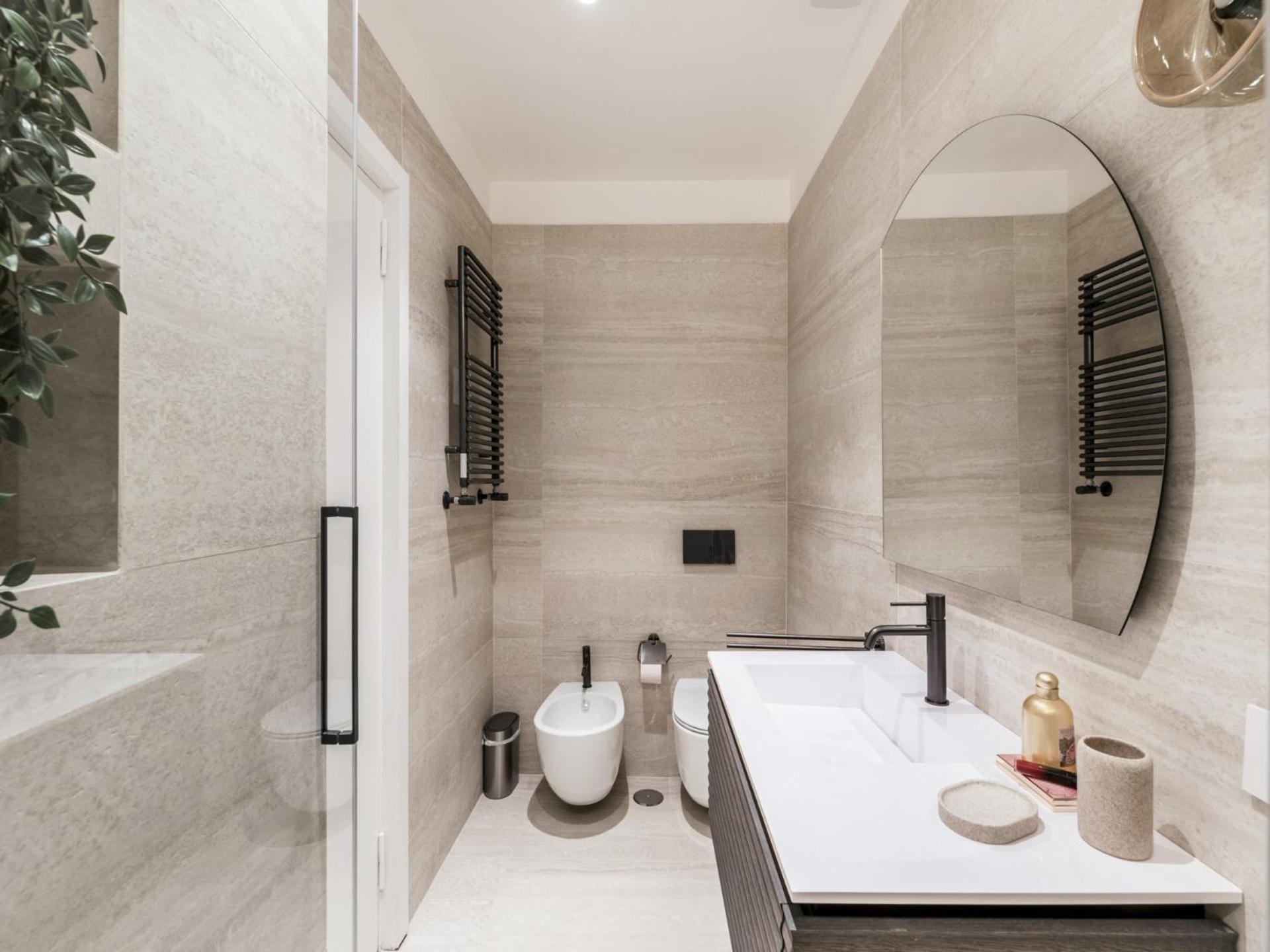 The Rent - Prestigious Multi-bedroom Overlooking St. Peter's Apartment