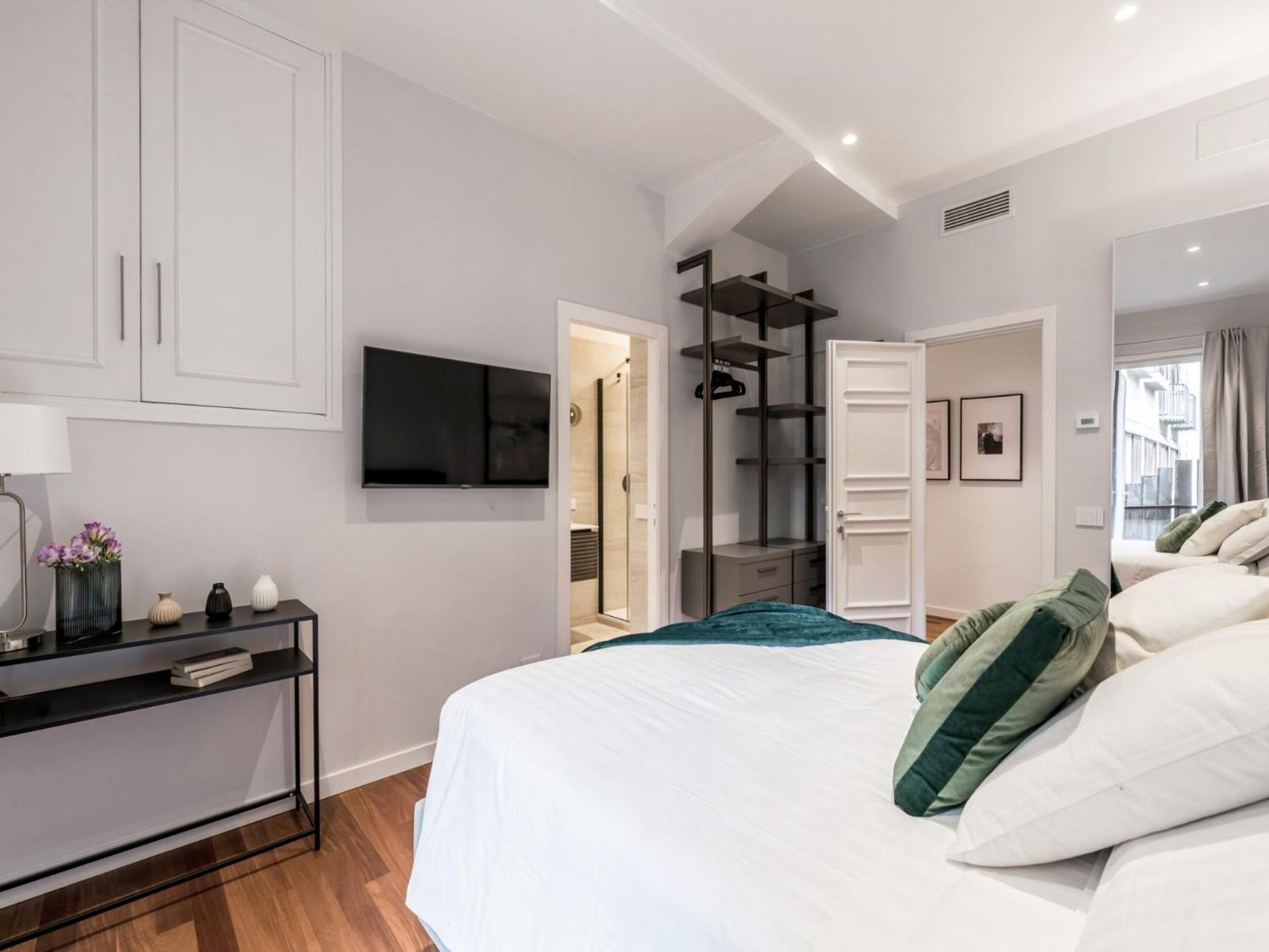 The Rent - Prestigious Multi-bedroom Overlooking St. Peter's Apartment *