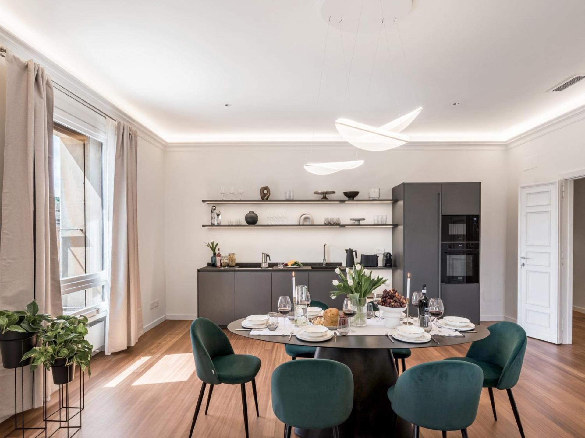 The Rent - Prestigious Multi-bedroom Overlooking St. Peter's Apartment