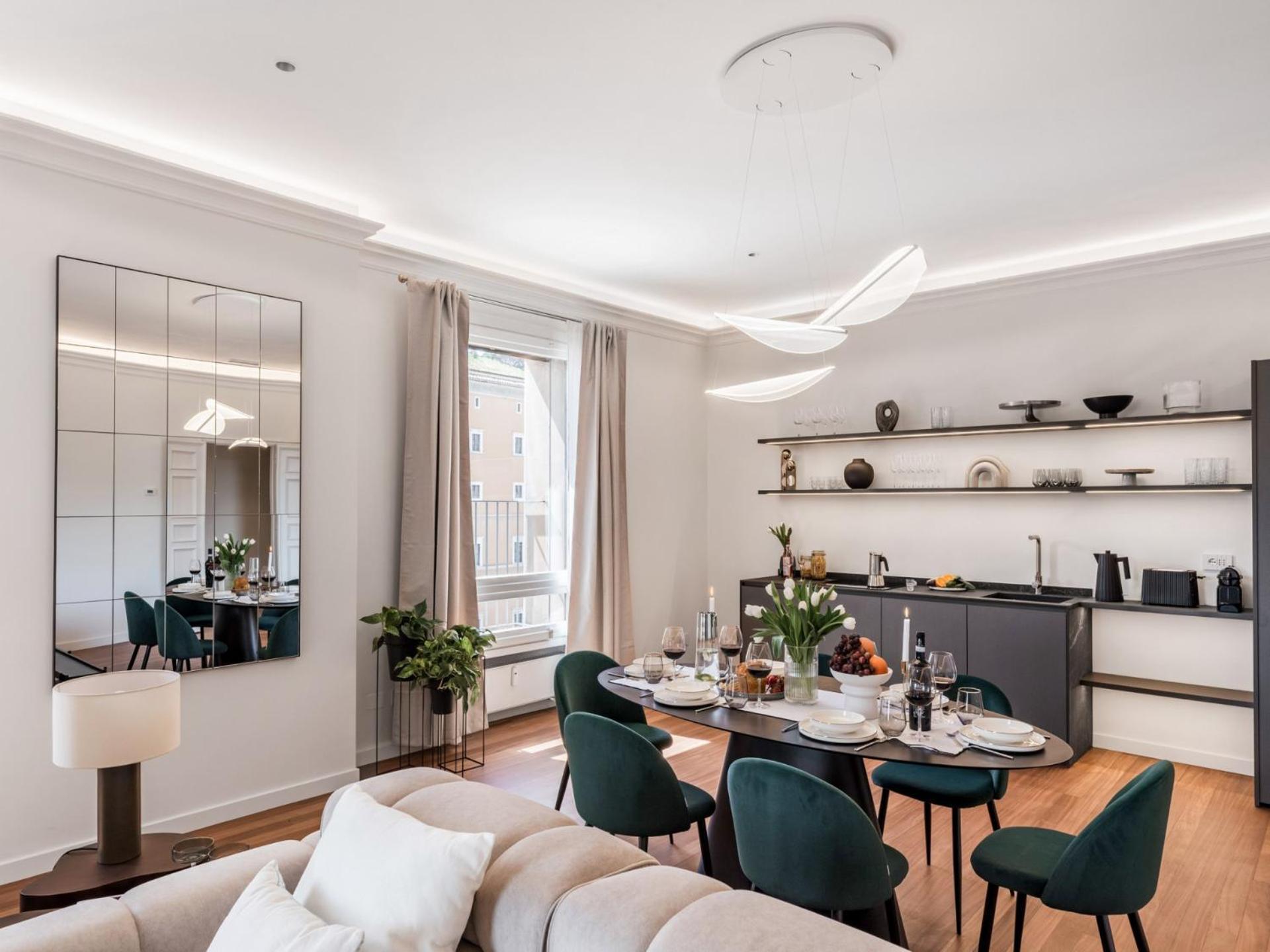 The Rent - Prestigious Multi-bedroom Overlooking St. Peter's Apartment