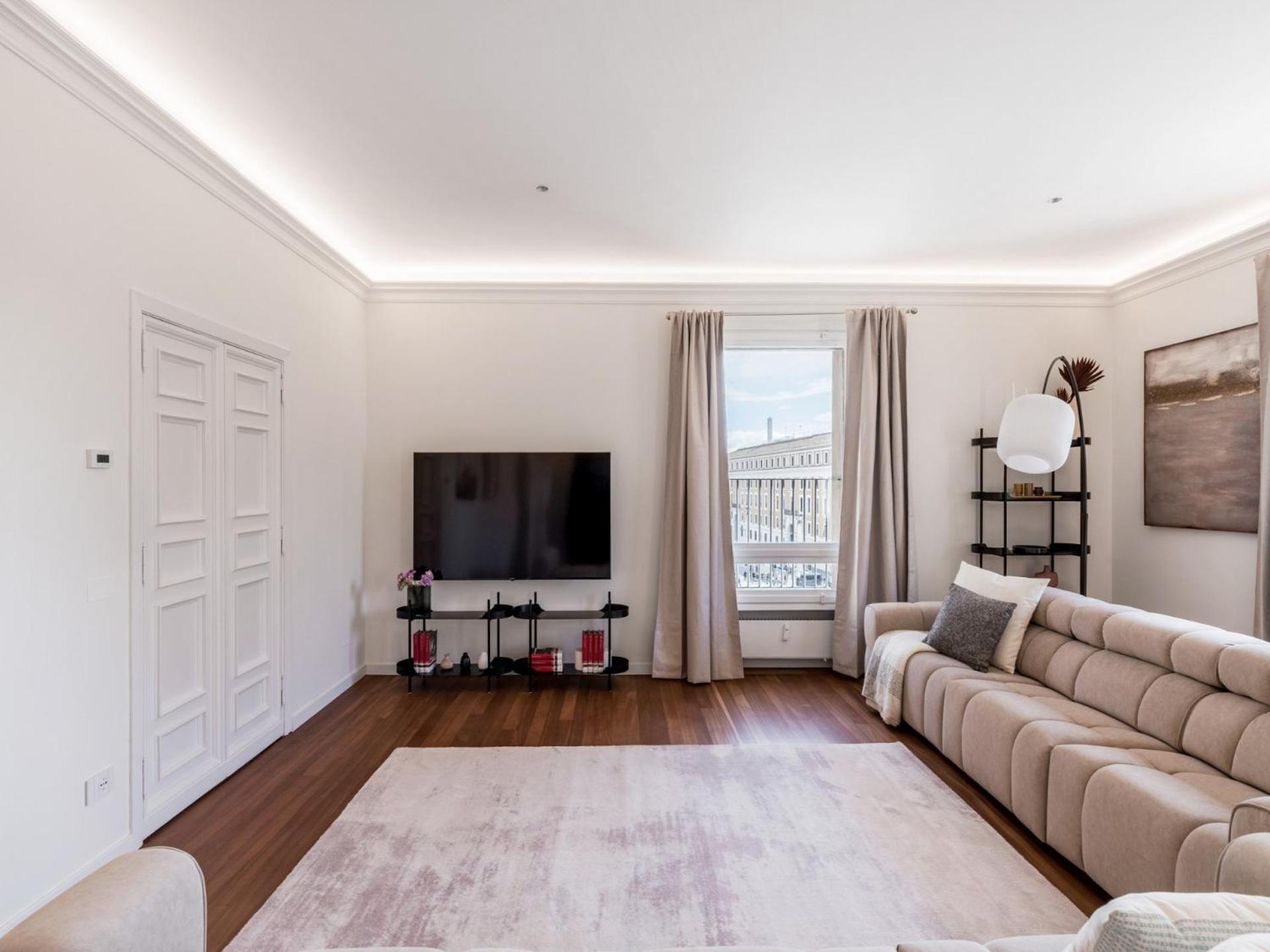 The Rent - Prestigious Multi-bedroom Overlooking St. Peter's Apartment *