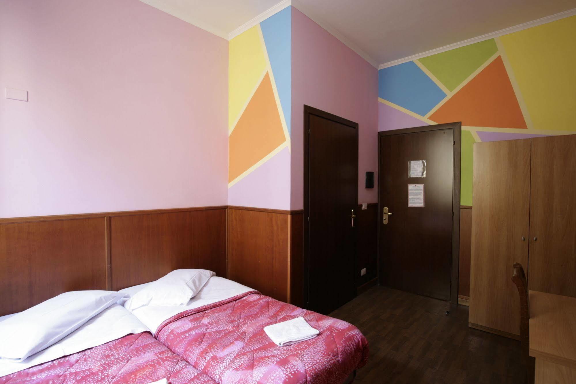 Hostel Alessandro Downtown & Bar *