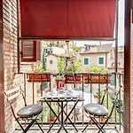 Wonderful Apartment With Balcony In Piazza Margana