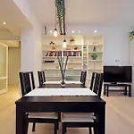 Ych-Trendy Flat Near Marconi