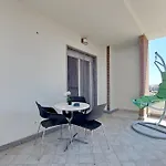 Comodo Appartamento Con Terrazzo, Vicino Gemelli