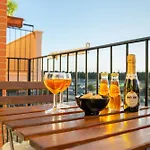 Stylish & Cozy - 5 Star Location- Balcony - City View