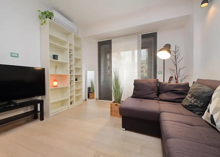 Ych-Trendy Flat Near Marconi