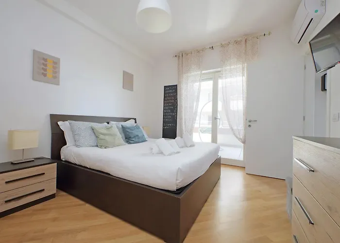 Comodo Appartamento Con Terrazzo, Vicino Gemelli