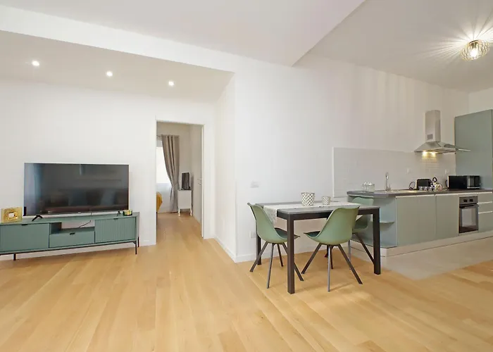 Graceful Apartment Near St Peter Metro 100 Mt