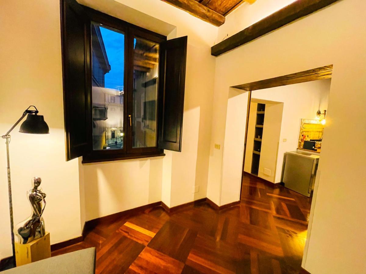 Trevi Fountain Stylish Apartment