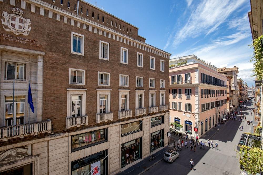 Via Del Corso 3* Rome