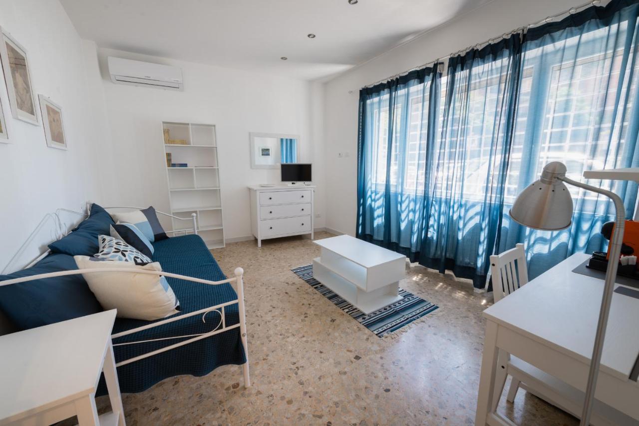 Casa Rosa Beige E Blu Rome
