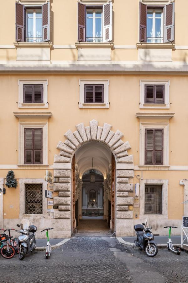 Glance In Rome