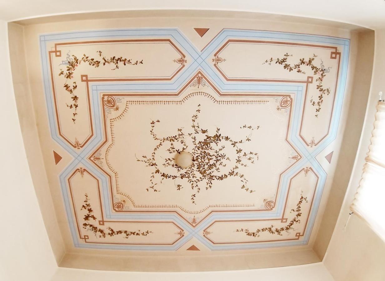 Apartment 19th Century Fresco Flat Close To The Colosseum Rome