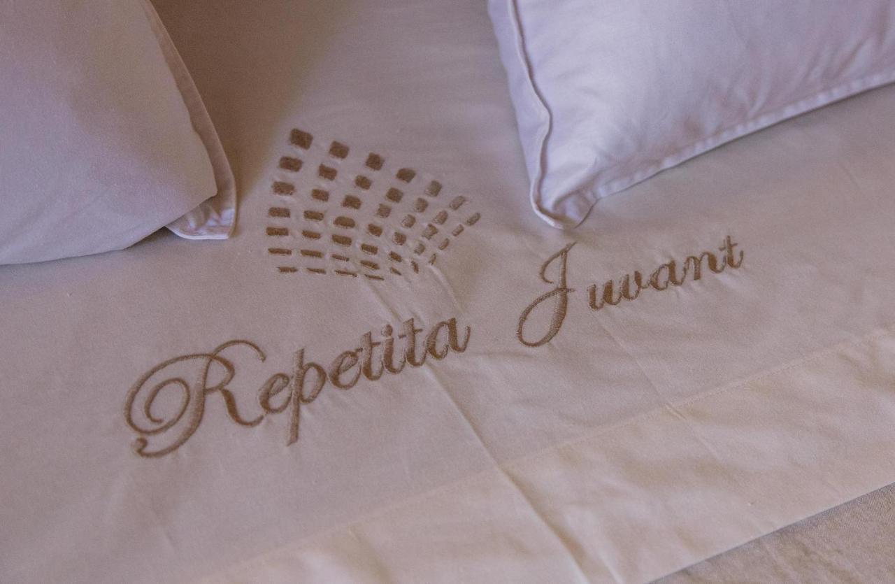 Repetita Juvant Couette-café *