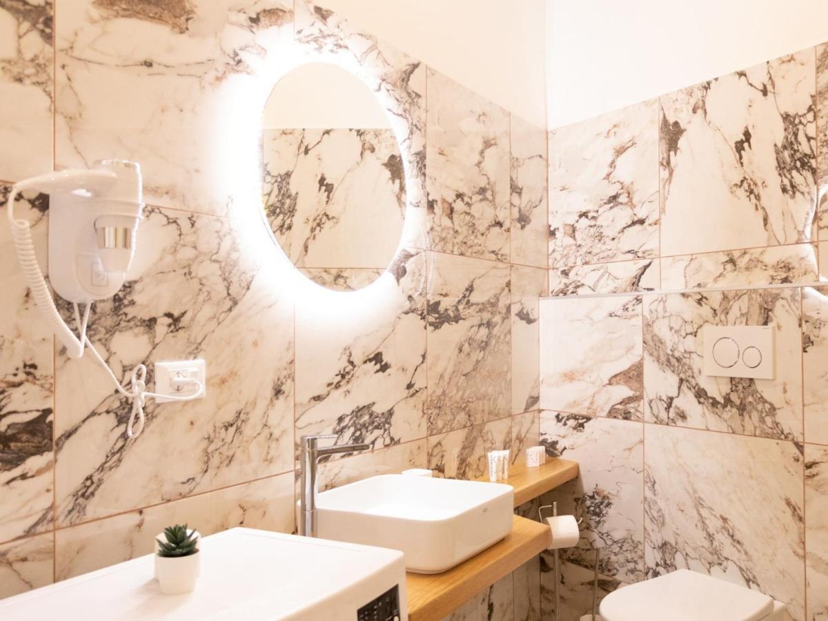 The Rent - Elegant Five-bedrooms Near Colosseo Apartment