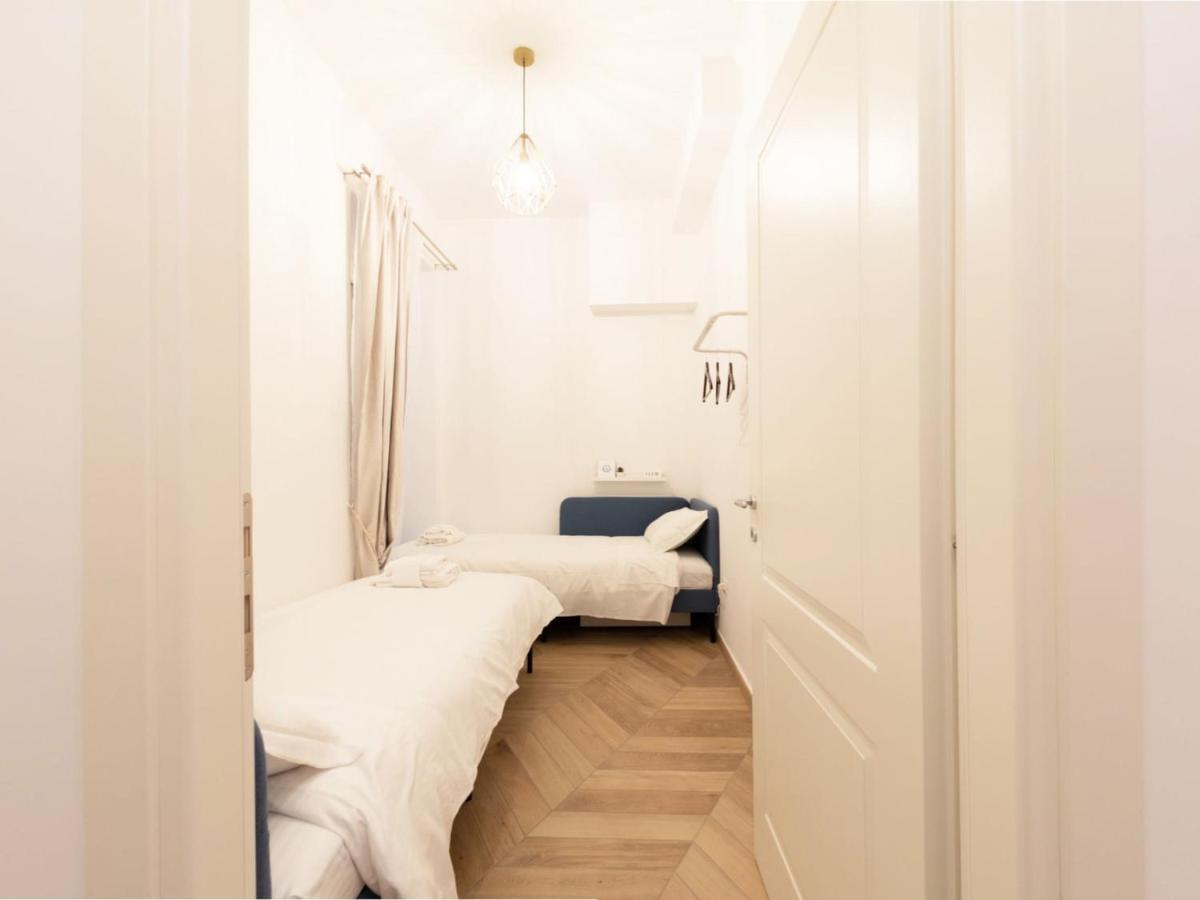 The Rent - Elegant Five-bedrooms Near Colosseo Apartment Rome