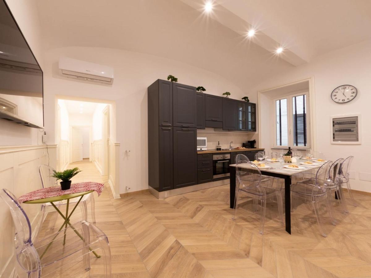 The Rent - Elegant Five-bedrooms Near Colosseo Apartment Rome