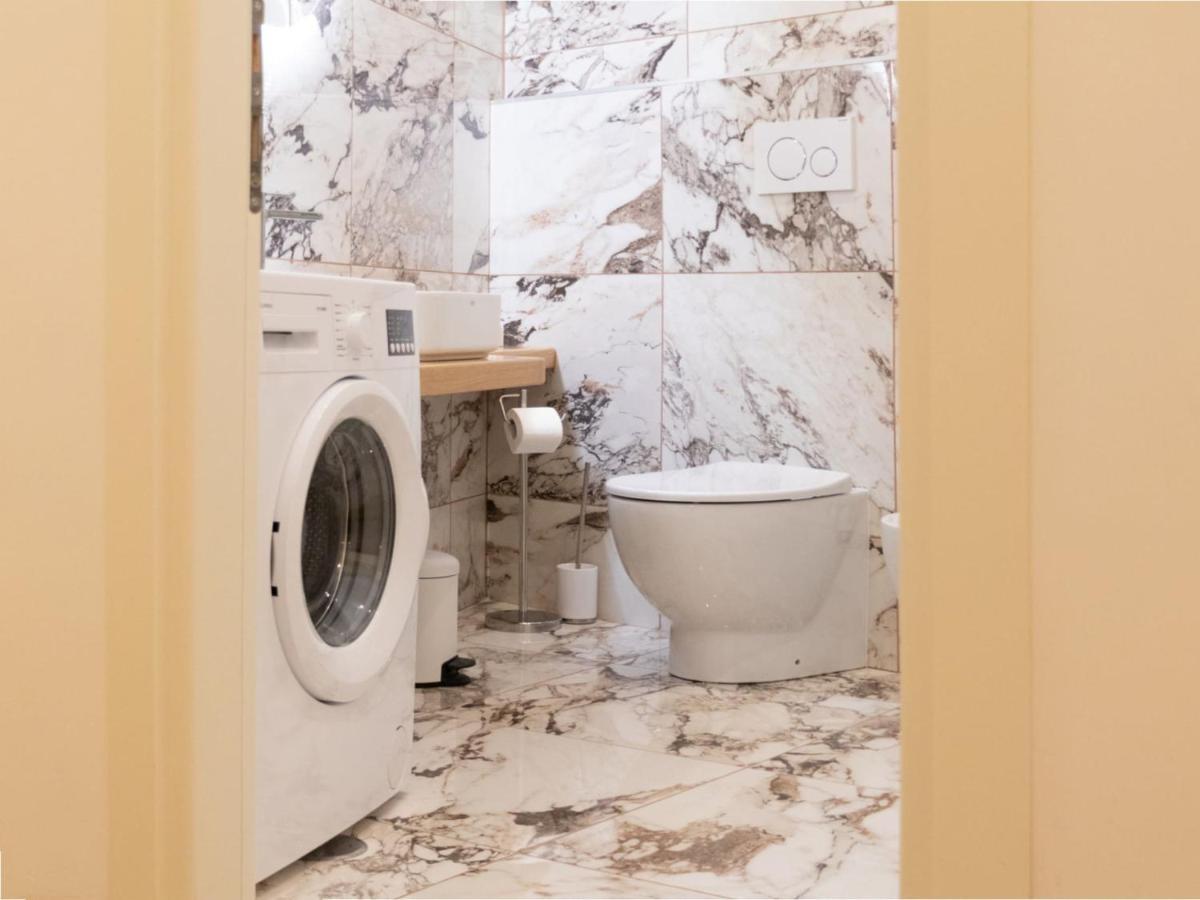 The Rent - Elegant Five-bedrooms Near Colosseo Apartment Rome