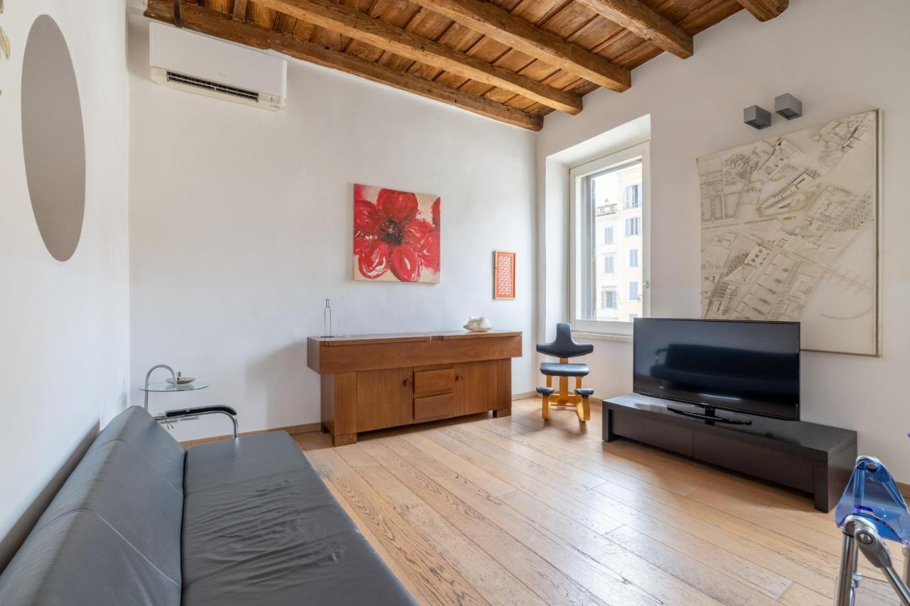 Modern In Campo De Fiori Apartment