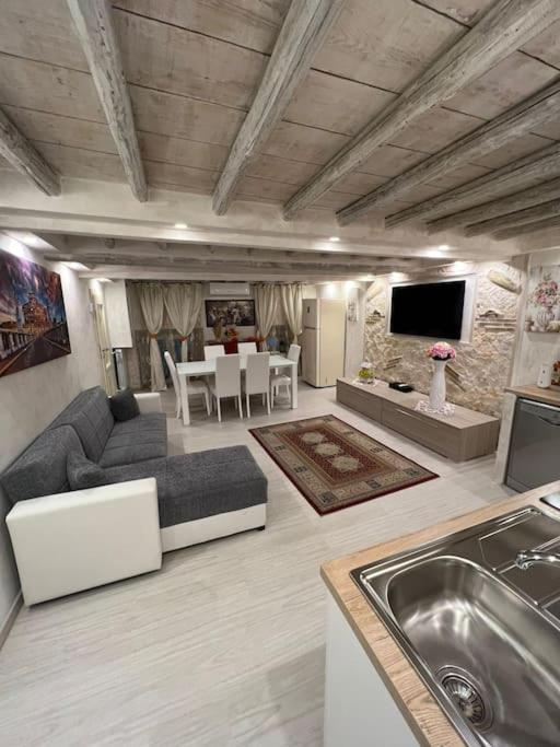 Historic Center, 800 Meters From The Trevi Fontain Apartment